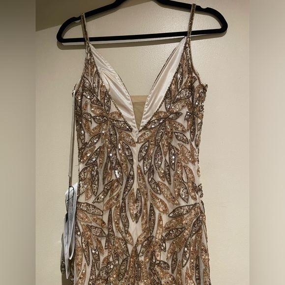 NWT Mac Duggal Style 5107 Plunging Neckline Sequins Gown Dress Gold Nude Size 2 - Picture 13 of 16